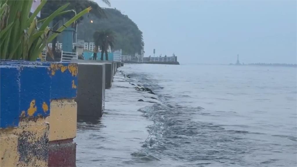 年度大潮又來了! 屏東東琉線"水位暴漲" 遊客爬梯登船