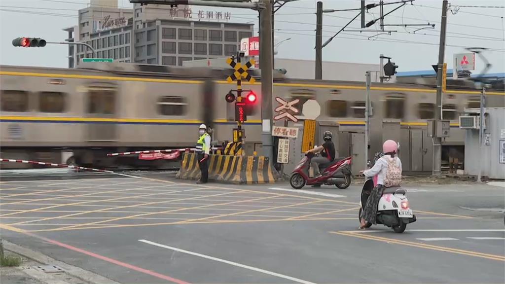 險！女騎士停等紅燈竟停鐵軌滑手機　幸好沒有火車經過