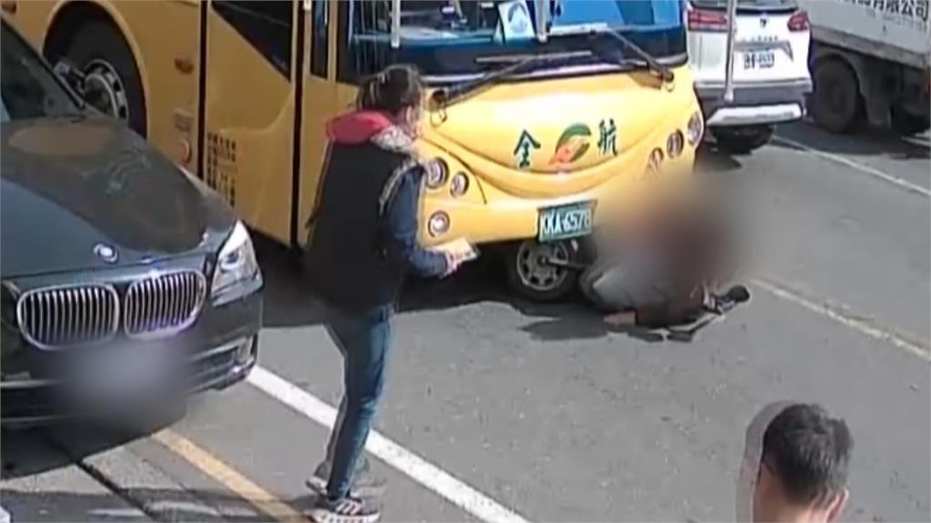 真毋湯!　8旬婦「騎車鬼切」卡客運車底受困