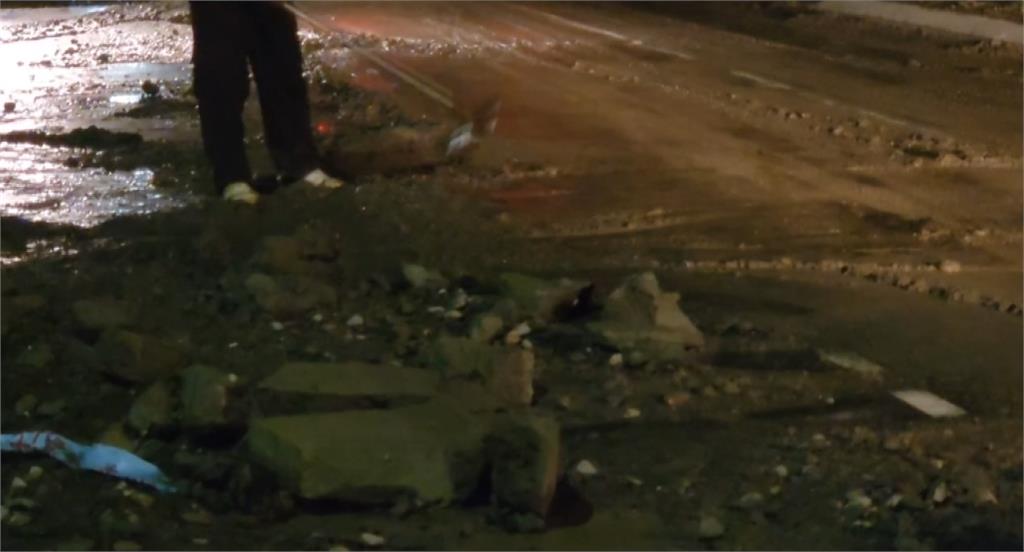 彰化自來水管線爆裂大水外擴 水壓衝破柏油路面宛如災難片