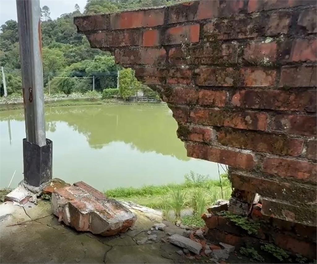 連日大雨狂炸地基掏空! 新竹北埔老房搖搖欲墜