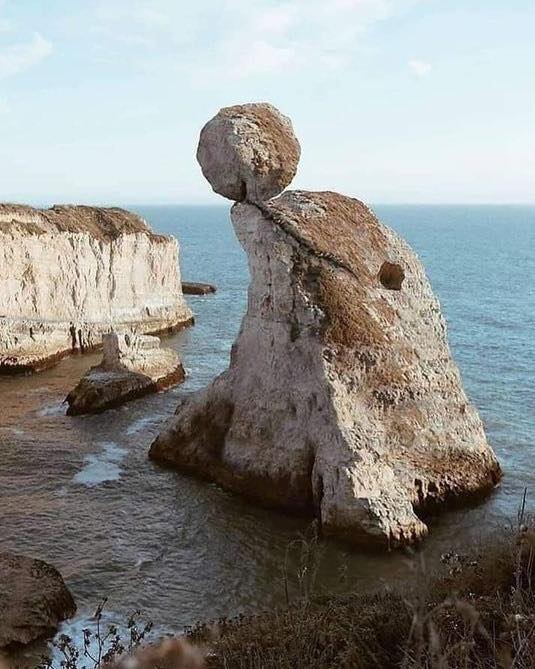巨大岩石風化造出「海豚玩球」震撼24萬人　鬼斧神工之作地點曝光了