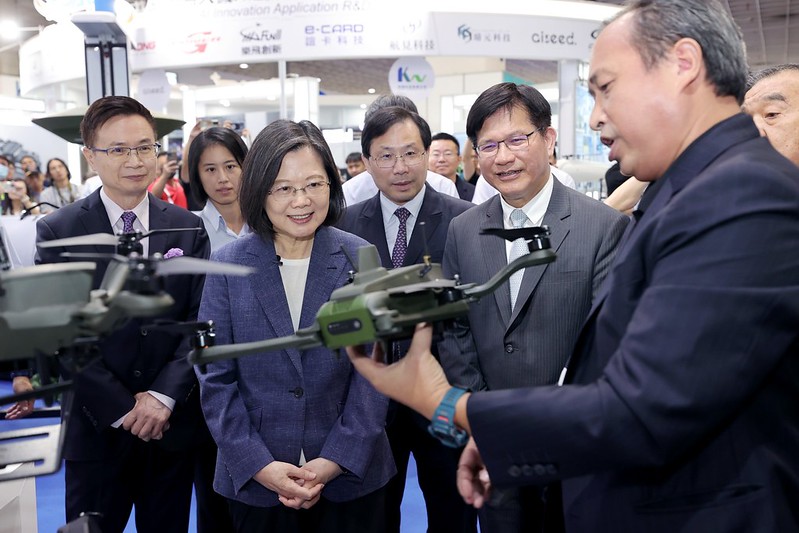 快新聞／蔡英文體驗XT112戰鬥步槍模擬射擊　軍官大讚：非常準