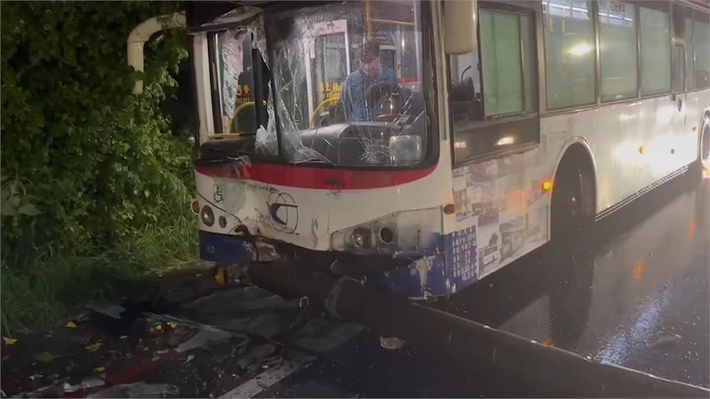 天雨路滑!公車急煞撞電桿 7旬婦人牙齒撞斷緊急送醫