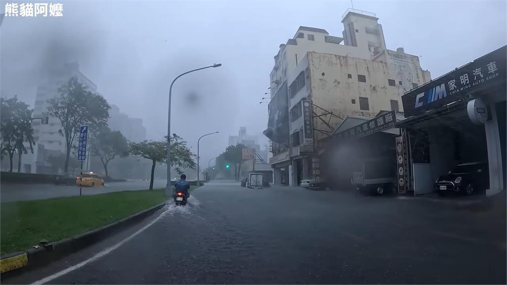 強颱凱米來襲!騎士為幫忙移車出門遇狂風暴雨 驚險涉水結局卻傻眼了