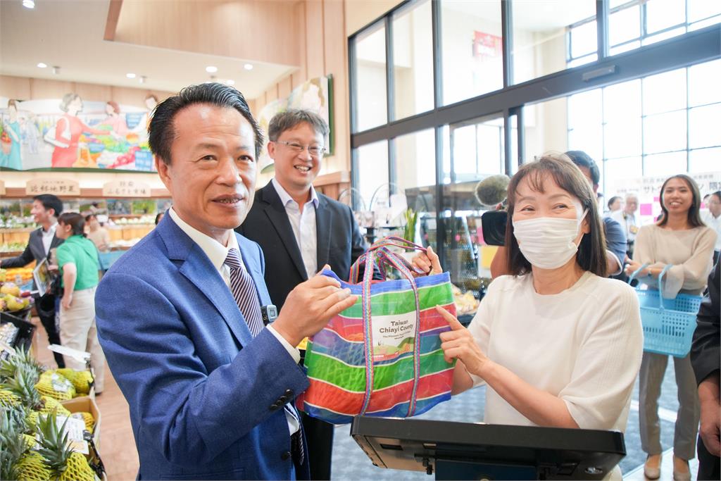 嘉義縣長翁章梁快閃日本山口縣中學推廣蜜梨鳳梨