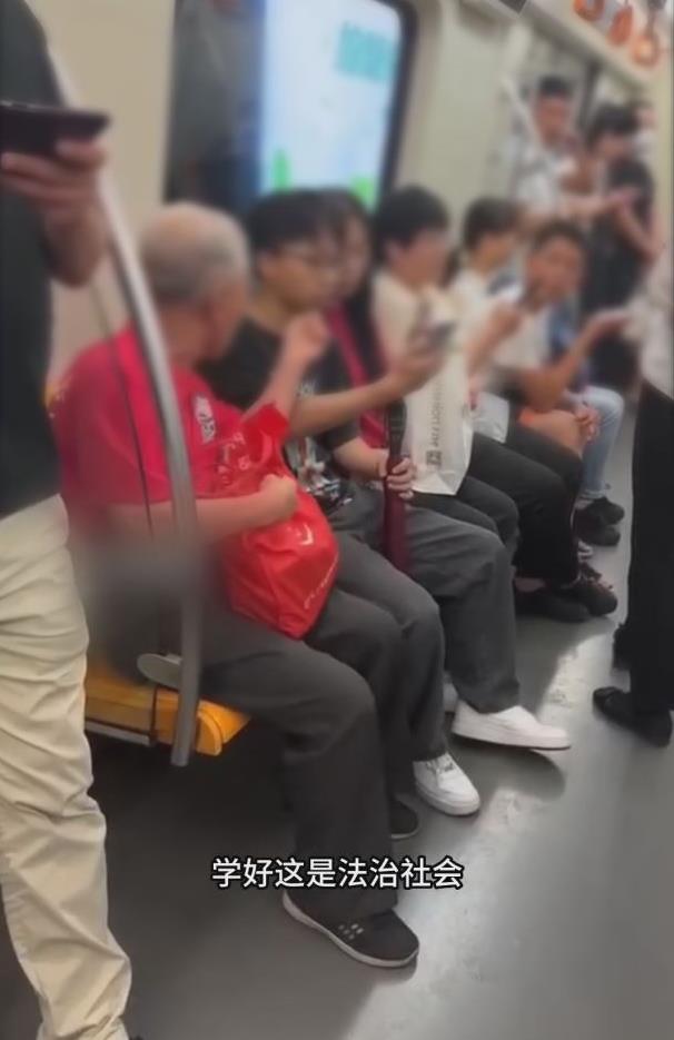 有位子坐還是要罵!中國老人狂飆博愛座乘客:你滾過去
