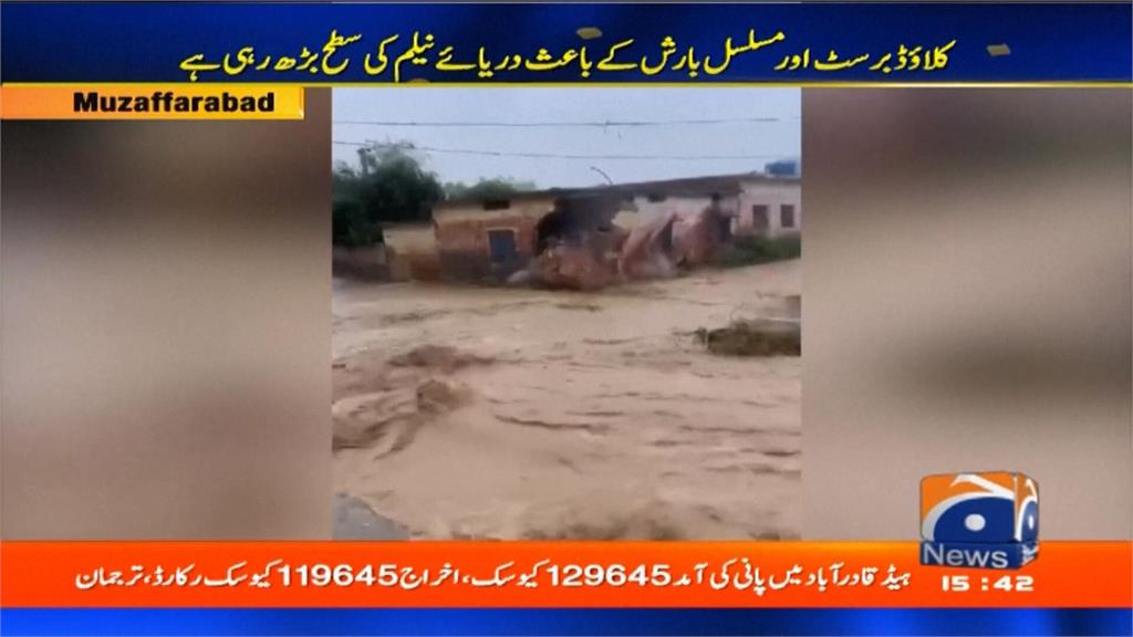 騎車像渡河！　印度.巴基斯坦豪雨成災　今年雨季兩國逾百人罹難
