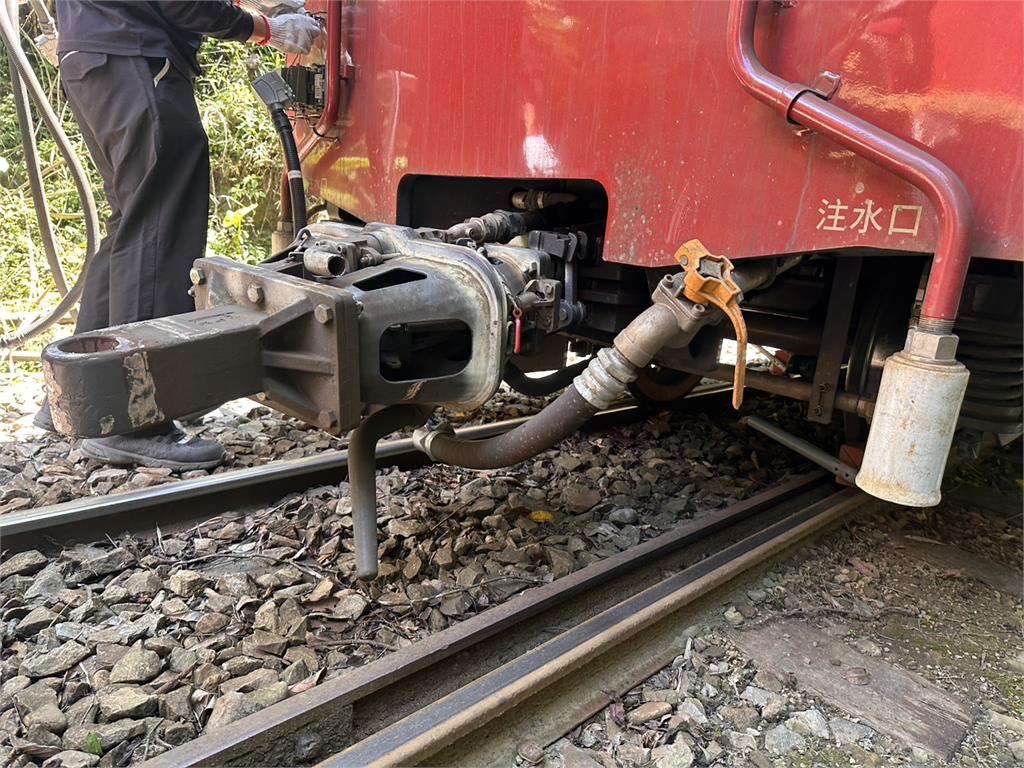 快新聞／阿里山列車出軌！「森里號」卡鐵道害路線中斷　林鐵局祭補償方案