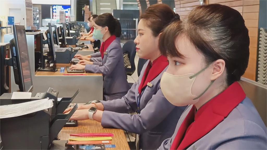 疫後缺工！華航招募機場運務員　起薪三大國航最高　求職者心動