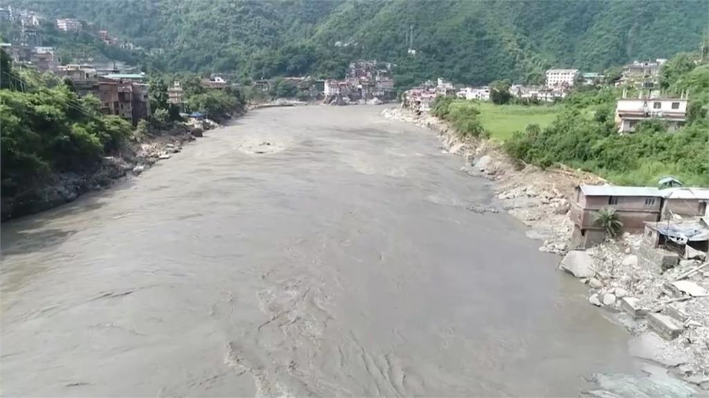 印度洪水沖壞高山公路 正值旅遊旺季遊客受困