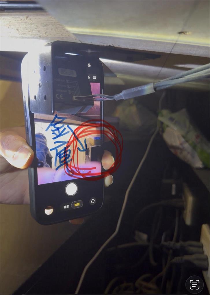 快新聞／好變態！牙助控櫃檯下裝監視器「拍裙底」　中和警勘查：朝金庫拍、沒有運作