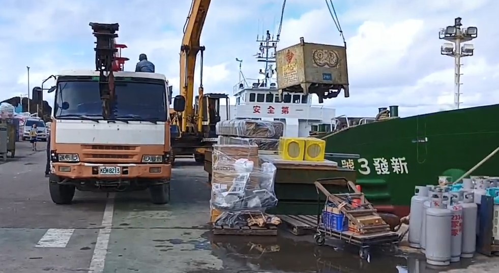 貨輪啟航運補3.2萬公升油 油來了!蘭嶼限油危機解除