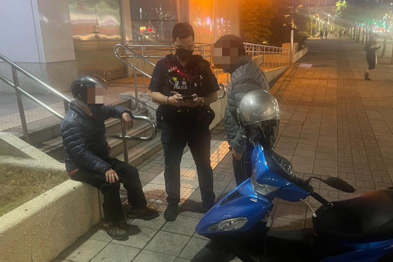快新聞/75歲翁「騎車迷路」數小時 鷹眼警發現「關鍵紙條」助返家