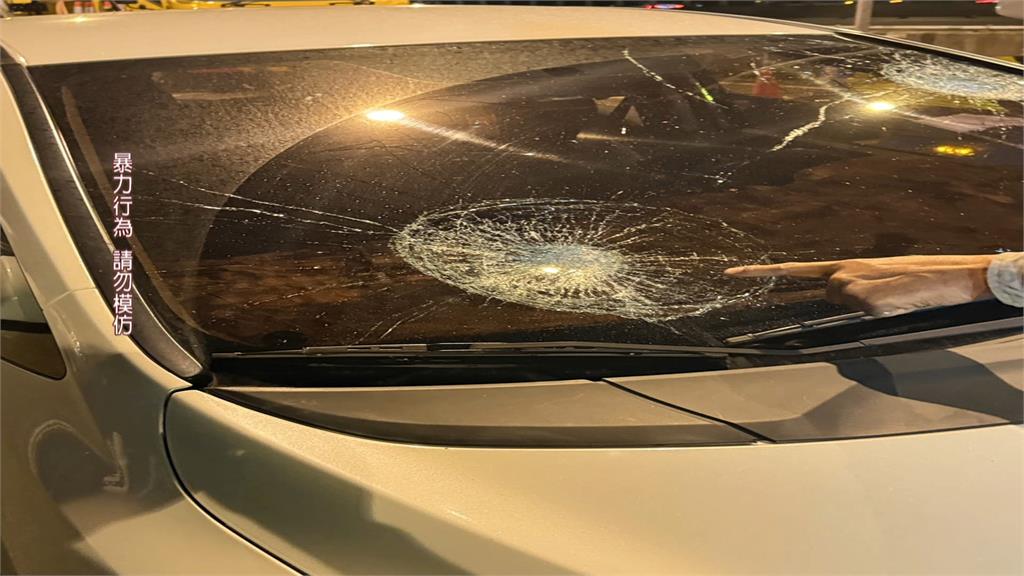 國道逆向追逐還襲警！　行糾男暴走「持榔頭猛砸車」畫面曝光