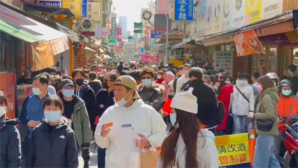 黃偉哲天后宮走春 民眾排長龍領紅包