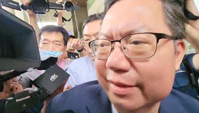 快新聞/500萬元交保! 鄭文燦不發一語、面露微笑上車離去