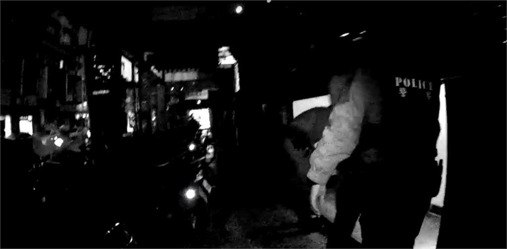 萬華警獲報女子遭持槍強押　見警上門「鐵門故意不開？」妨害公務送辦