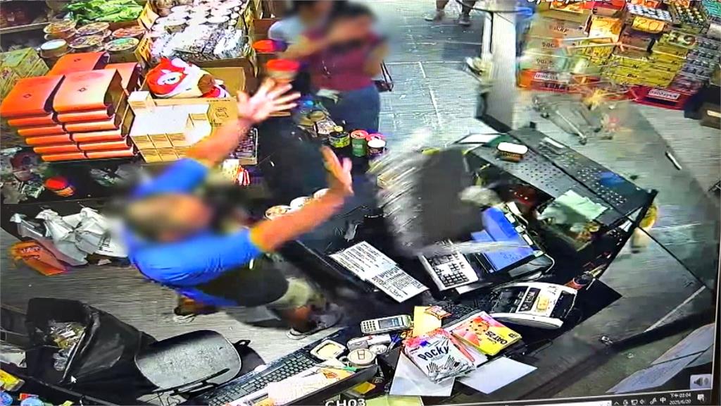 台中粗心父沒熄火下車喬車位 暴衝撞進店家眾人全看傻眼