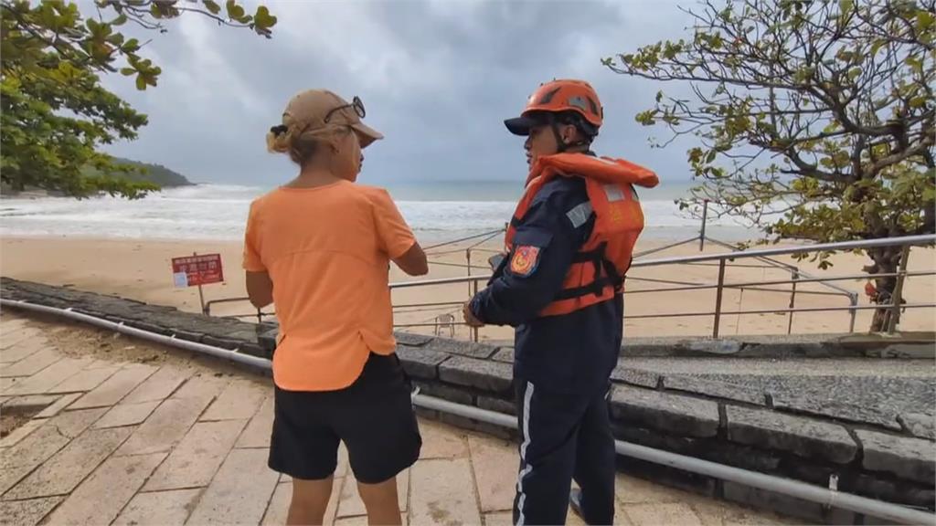 颱風海陸警發布！外國遊客南灣衝浪　墾管處籲遵守規定　最高可罰25萬