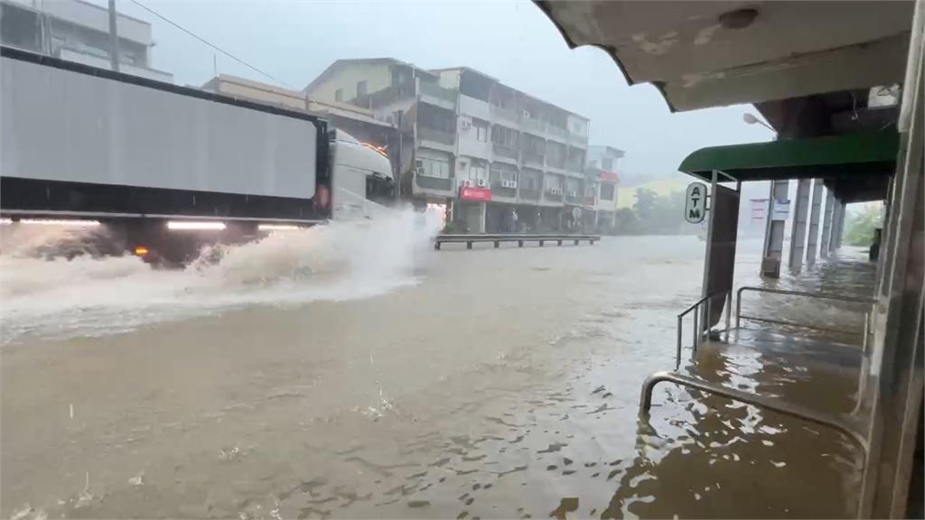 圖輯／暴雨灌爆南台灣！黃濁泥水狂湧　淹水畫面怵目驚心