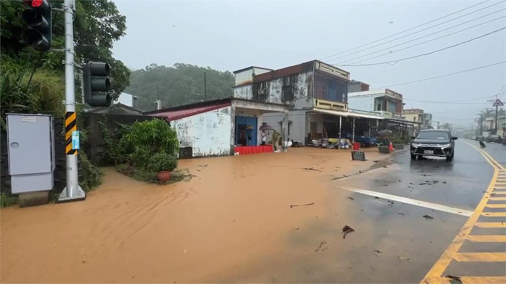 「海葵」狹風雨襲台！淹水頻傳　台東尚武村排水堵塞泥水進民宅