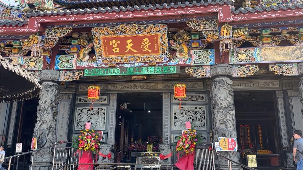 不速之客!猴子大軍入侵南投受天宮 跳上桌狂吃供品