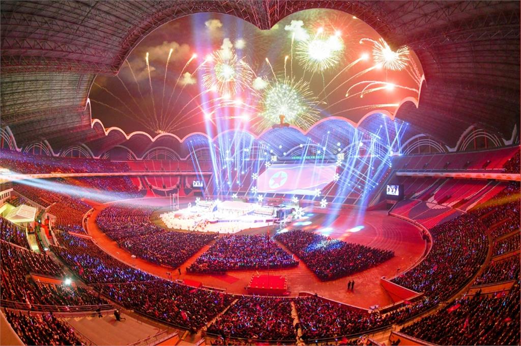 金正恩攜愛女迎接2025年!現場狂播《親切的父親》北韓人民高喊:萬歲