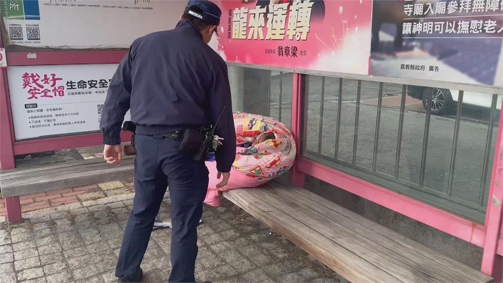 嘉義水上鄉街友裹棉被上街　　暖警請吃泡麵暖身子