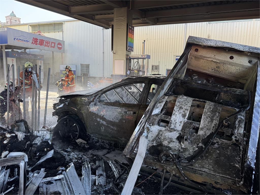 快新聞/楊梅1加油站「駕駛自撞加油機」! 無辜車輛被波及「燒得精光」畫面曝光