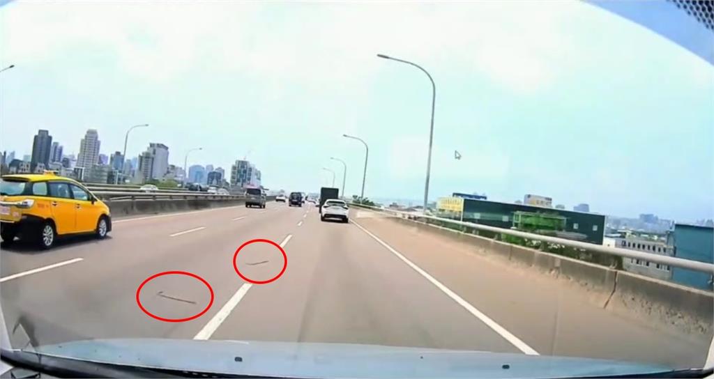 台74驚魂！17根鋼條狂砸路面　3輛車閃不及當場爆胎幸無傷