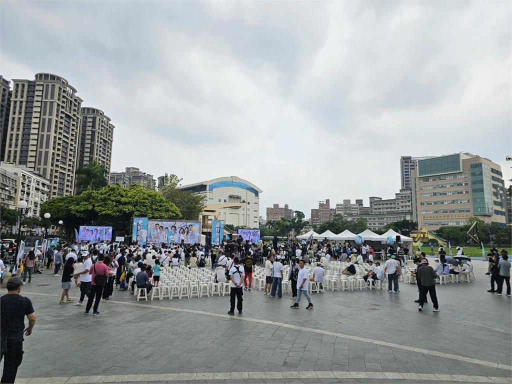 館長助陣也沒用?黃國昌造勢驚見「6座椅子塔」畫面曝…四叉貓酸:這麼少人喔?