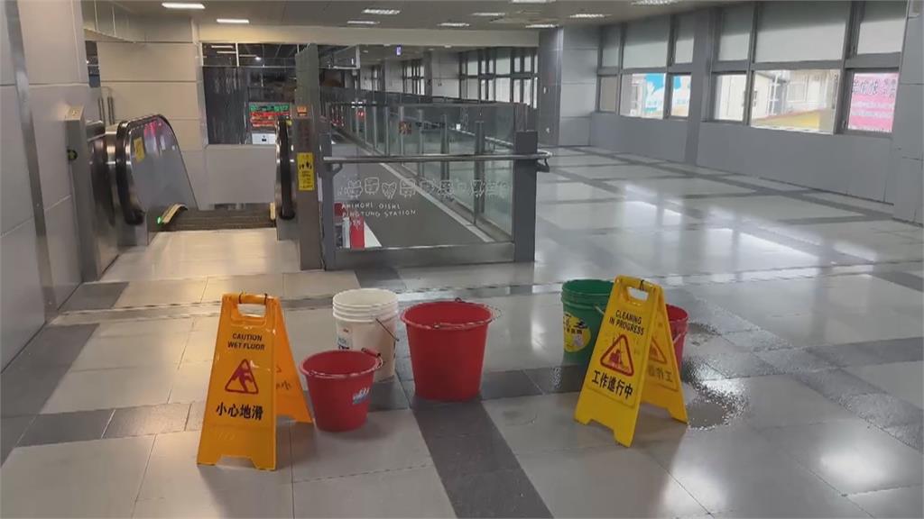 克難！屏東等火車「月台撐傘」　台鐵：已規劃改善估明年３月發包
