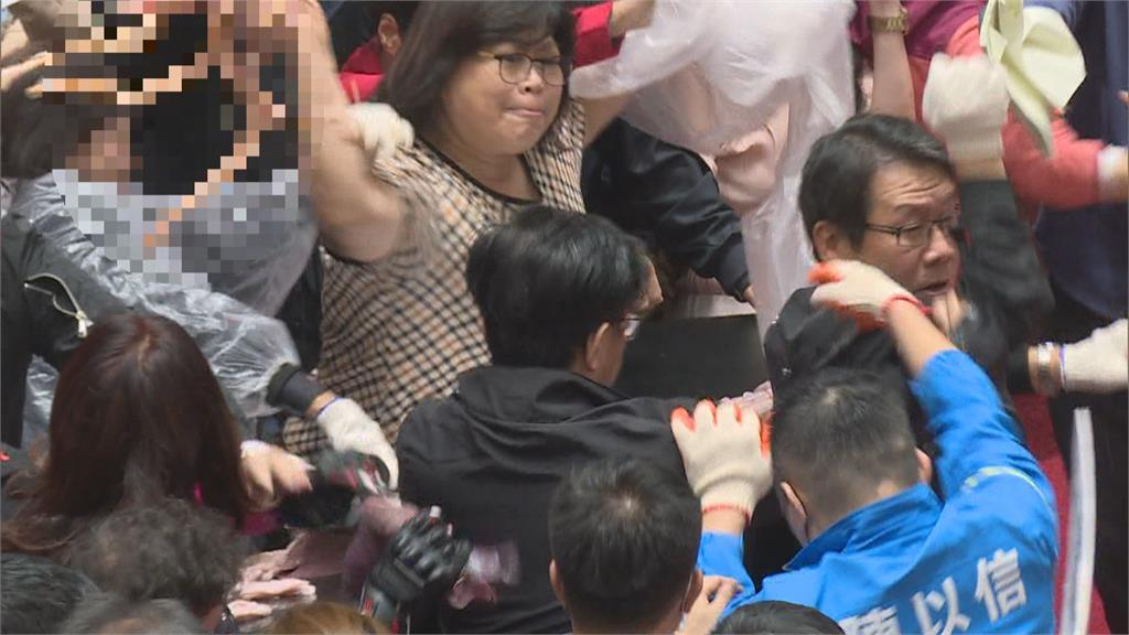 立法院淪為「國際笑柄」外媒們全報了!路透社:台灣是暴躁民主國家