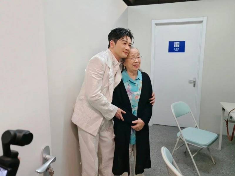 蘇有朋演唱會一半「突點名容嬤嬤」!88歲本尊「攙扶登場」近況模樣全網瘋傳