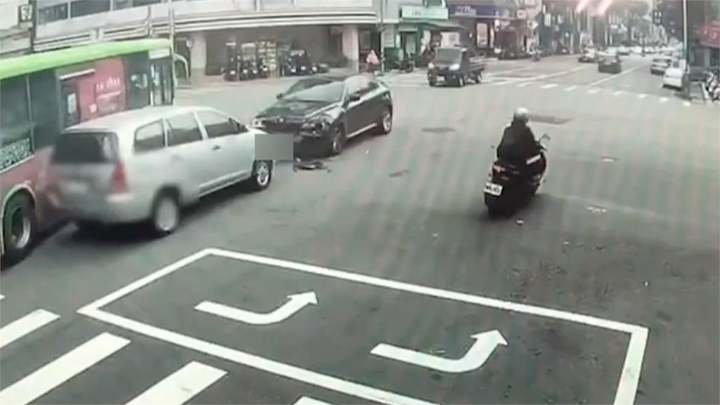 轎車蛇行逆向釀連續追撞 肇事駕駛「這樣說」