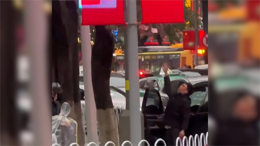 詭異！中國男蓄意衝撞人群釀5死13傷　事後下車撒錢狂喊「冤枉」