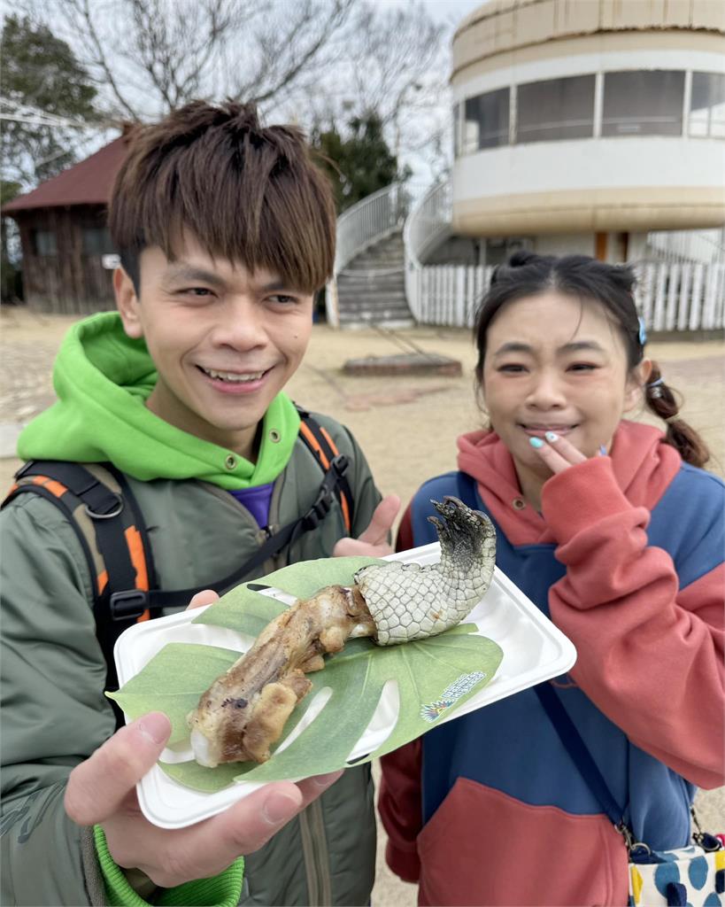 好吃？蔡阿嘎日本大啃「1驚悚料理」連皮帶爪…網抖：以前南部辦桌有