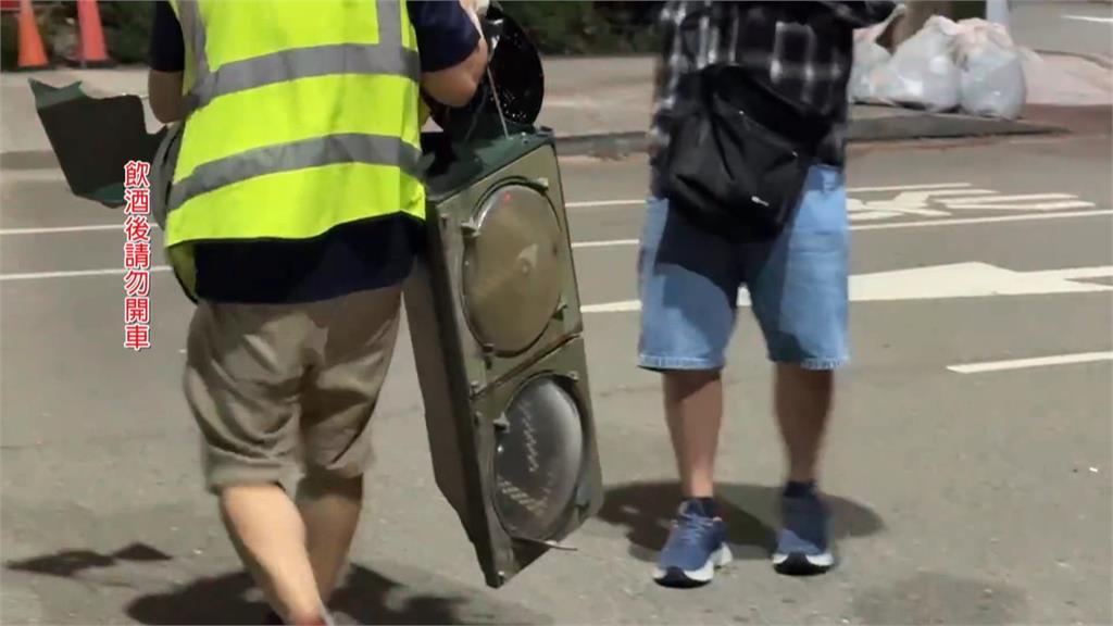 台中女酒駕開超跑自撞分隔島 車輛翻覆!車輪噴飛對向車道