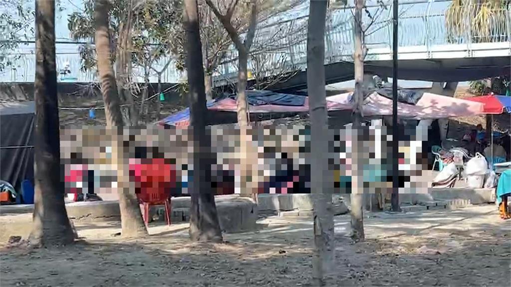 囂張！東港河堤公園光天化日聚眾賭博　遊客經過還被黑衣人關切？