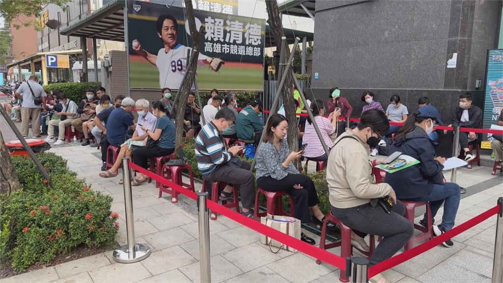 賴蕭配「貓狗胸章」高雄開賣 限量500組支持者排長龍搶買