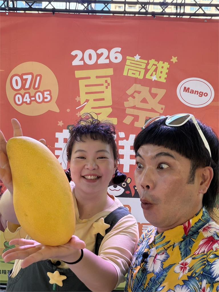 民視《豆腐媽媽》萬珍珍、馬仔空降高雄！直播大秀「不沾手切芒果神技」力挺金煌芒果季