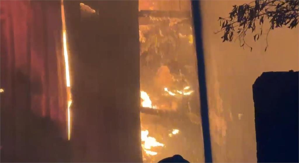 快新聞／高雄岡山廢棄工廠凌晨大火　火勢猛烈一度延燒