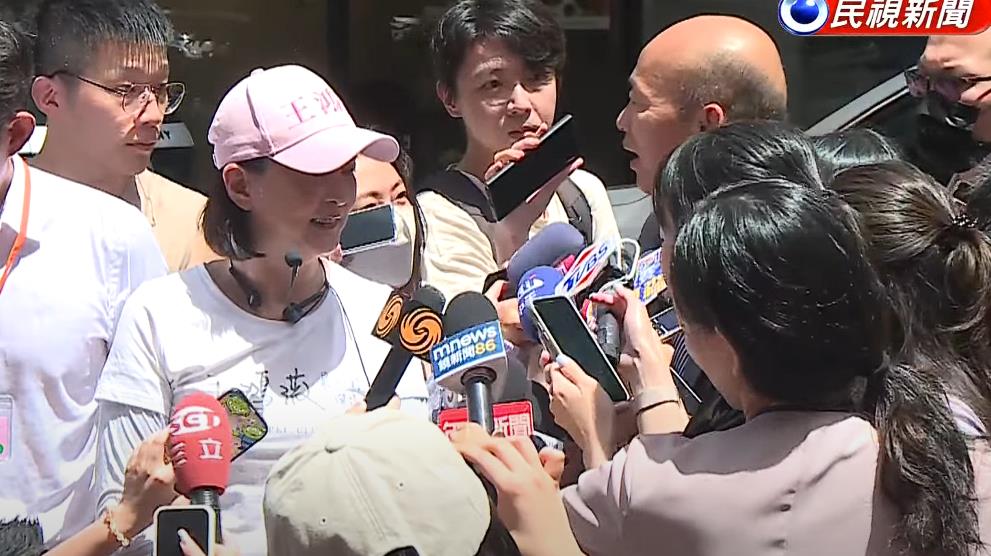韓國瑜掃街脫口「國民黨,大失敗」!王鴻薇「秒變臉全被拍」超尬畫面瘋傳