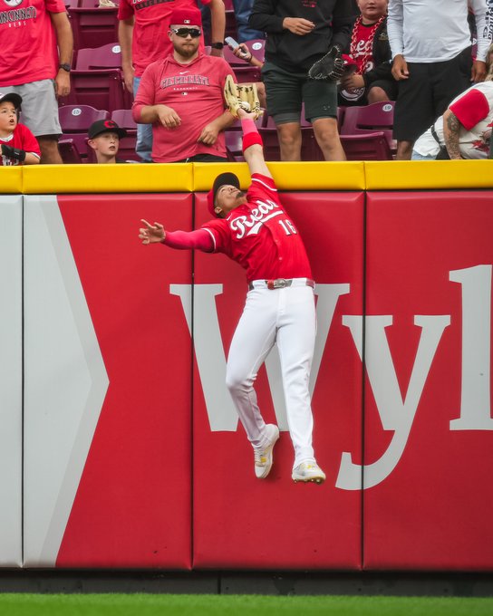 MLB(影)／紅人斜槓外野手九局沒收全壘打！　防守美技保住國聯外卡機會