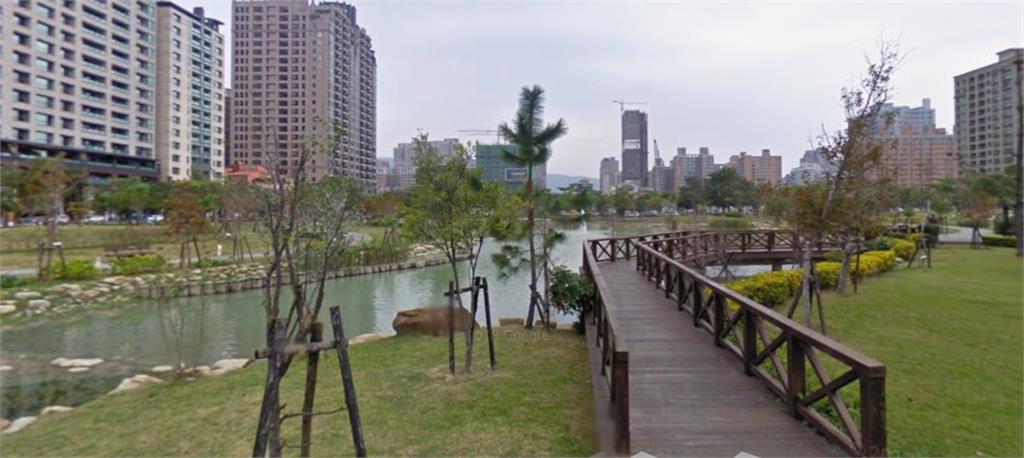 他驚見4學生公園「伸腳踩踏生態池魚」…殘忍畫面曝光遭環保局開罰！