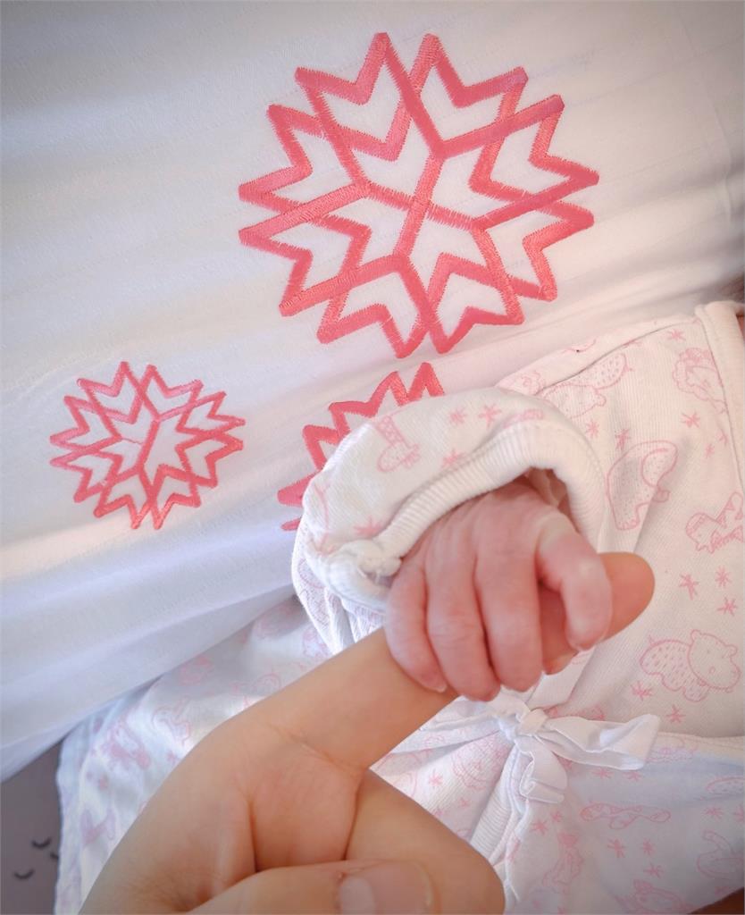 41歲夏于喬生了！床上「甜笑抱女兒」一家三口畫面曝光：歡迎來到地球