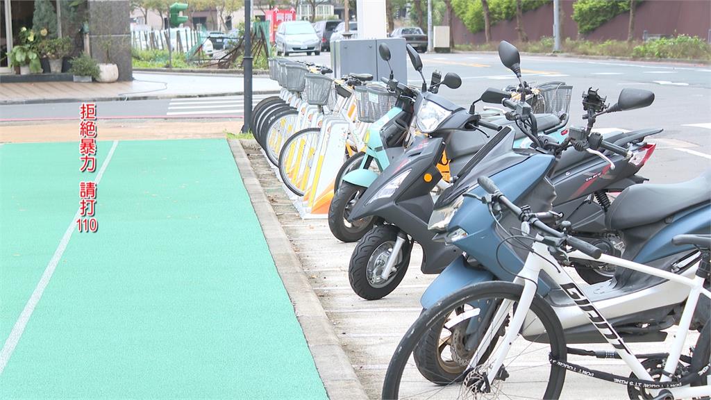 情侶公園大聲爭執! 男子情緒激動竟勒住女友孫子拖行
