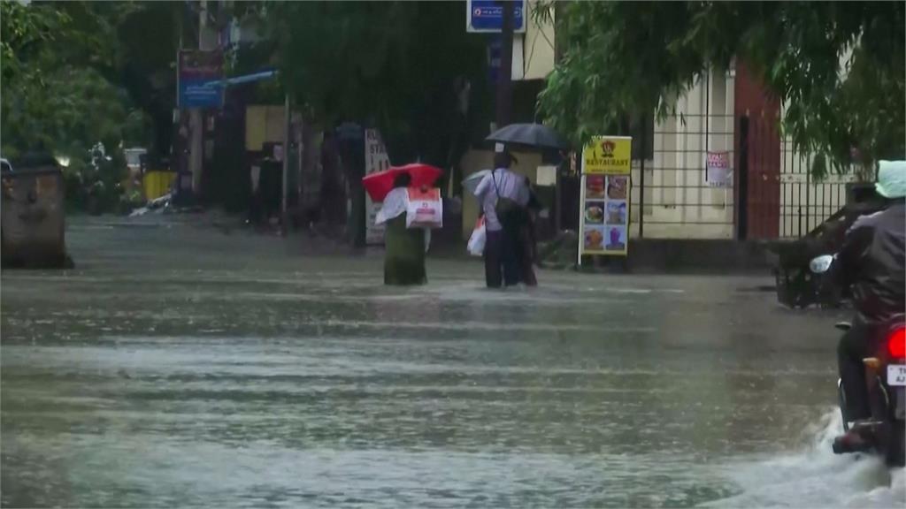 豪雨成災至少釀5死！印度機場跑道淹水　街邊車輛整排遭沖走畫面曝