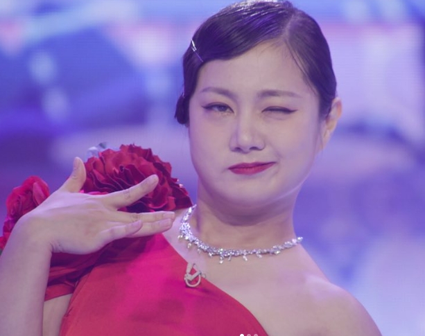 女星後座「親熱男友」爽到猛踢椅座！經紀人開車「逼看車內連結」控訴險出車禍